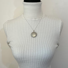 Cargar imagen en el visor de la galería, Vintage English Sterling Silver "Forget Me Not" Locket