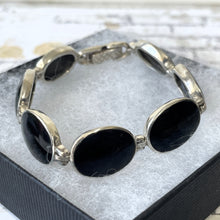 Cargar imagen en el visor de la galería, Vintage Whitby Jet Gemstone Sterling Silver Bracelet