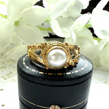 Lade das Bild in den Galerie-Viewer, Vintage 22ct Yellow Gold Mabe Pearl Etruscan Style Ring