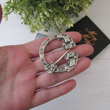 Cargar imagen en el visor de la galería, Vintage Rare Silver Celtic Penannular Pin, Henderson & Horner, Glasgow 1941. Traditional Scottish Sterling Silver Plaid Brooch Pin