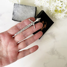 画像をギャラリービューアに読み込む, Vintage Scottish Silver Medieval Broadsword Kilt Pin, Chester 1957. Alexander Ritchie Iona Design Celtic Knot Large Sword Brooch/Lapel Pin