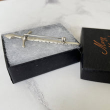 画像をギャラリービューアに読み込む, Vintage Scottish Silver Medieval Broadsword Kilt Pin, Chester 1957. Alexander Ritchie Iona Design Celtic Knot Large Sword Brooch/Lapel Pin