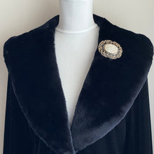 Cargar imagen en el visor de la galería, Antique Victorian Very Large 9ct Gold, Black Enamel Mourning Brooch With Front Locket Compartment & Hair Weave