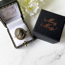 Charger l'image dans la galerie, Victorian 9ct Gold Lava Cameo Ring