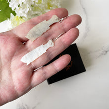 Carica l'immagine nel visualizzatore di Gallery, Antique Chinese Mother-Of-Pearl Gaming Counter Earrings