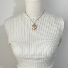 Lade das Bild in den Galerie-Viewer, Victorian Aesthetic Engraved 9ct Rose Gold Locket