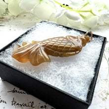 Cargar imagen en el visor de la galería, Vintage Carved Golden Brown Jade Fish Pendant