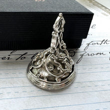 Carica l'immagine nel visualizzatore di Gallery, Rare Antique Georgian Large Sterling Silver Slag Glass Seal Fob Pendant.