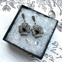 Cargar imagen en el visor de la galería, Vintage Whitby Jet Gemstone Sterling Silver Flower Earrings