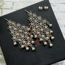 Cargar imagen en el visor de la galería, Vintage Silver Cannetille Rosette Chandelier Earrings. Fine Pure Silver Long Drop Marquise Earrings. Floral Chainmaille Earrings