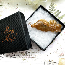 Cargar imagen en el visor de la galería, Vintage Carved Golden Brown Jade Fish Pendant