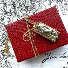 Cargar imagen en el visor de la galería, Vintage Gold On Sterling Silver London Hackney Cab Pendant Charm Necklace. Rare 1960s "Nuvo" Taxi Car & Driver Mechanical Charm On Chain