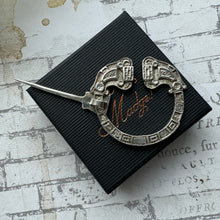 Cargar imagen en el visor de la galería, Vintage Rare Silver Celtic Penannular Pin, Henderson & Horner, Glasgow 1941. Traditional Scottish Sterling Silver Plaid Brooch Pin
