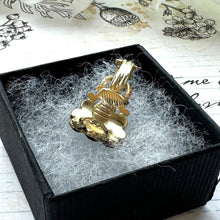 Lade das Bild in den Galerie-Viewer, Antique Georgian 18ct Gold Locket Mourning Ring