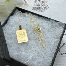 画像をギャラリービューアに読み込む, Vintage 9ct Gold Gemini Female Twins Pendant Necklace. Petite 1970s Retro Pop Art Pendant & Chain. Minimalist Layering Necklace