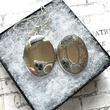 Charger l'image dans la galerie, Vintage English Silver Large Oval Engraved Locket Pendant Necklace. Art Nouveau Style Floral Sterling Silver Photo/Keepsake Locket On Chain