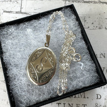Cargar imagen en el visor de la galería, Vintage English Silver Engraved Monogram Locket Pendant Necklace. Sterling Silver Initial "S" Oval Locket & Chain. Sweetheart Photo Locket