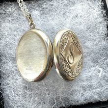 Cargar imagen en el visor de la galería, Vintage English Silver Engraved Monogram Locket Pendant Necklace. Sterling Silver Initial "S" Oval Locket & Chain. Sweetheart Photo Locket