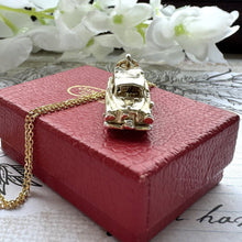 Cargar imagen en el visor de la galería, Vintage Gold On Sterling Silver London Hackney Cab Pendant Charm Necklace. Rare 1960s "Nuvo" Taxi Car & Driver Mechanical Charm On Chain