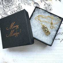 Cargar imagen en el visor de la galería, Vintage Gold On Sterling Silver London Hackney Cab Pendant Charm Necklace. Rare 1960s "Nuvo" Taxi Car & Driver Mechanical Charm On Chain