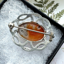 Cargar imagen en el visor de la galería, Vintage Scottish Silver Celtic Knot Dendritic Agate Brooch. Oval Sterling Silver Eternity/Love Knot Cairngorm Scottish Pebble Lapel Pin.