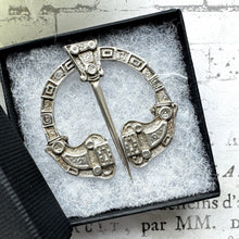 Cargar imagen en el visor de la galería, Vintage Rare Silver Celtic Penannular Pin, Henderson & Horner, Glasgow 1941. Traditional Scottish Sterling Silver Plaid Brooch Pin