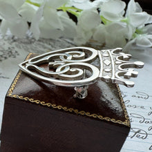 Cargar imagen en el visor de la galería, Vintage Scottish Sterling Silver Luckenbooth Crowned Heart Brooch. Edinburgh Silver Intertwined Heart Brooch. Romantic Love Token Jewellery