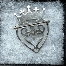 Cargar imagen en el visor de la galería, Vintage Scottish Sterling Silver Luckenbooth Crowned Heart Brooch. Edinburgh Silver Intertwined Heart Brooch. Romantic Love Token Jewellery