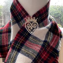 Cargar imagen en el visor de la galería, Vintage Scottish Sterling Silver Luckenbooth Crowned Heart Brooch. Edinburgh Silver Intertwined Heart Brooch. Romantic Love Token Jewellery