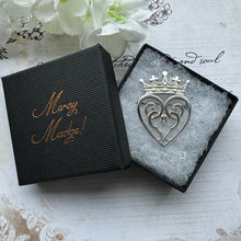 Cargar imagen en el visor de la galería, Vintage Scottish Sterling Silver Luckenbooth Crowned Heart Brooch. Edinburgh Silver Intertwined Heart Brooch. Romantic Love Token Jewellery