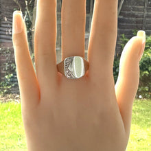 Cargar imagen en el visor de la galería, Vintage 1980s English Silver Mens Classic Signet Ring. Edwardian/Victorian Style Floral Engraved Sterling Silver Ring, UK Size U/US 10-1/4