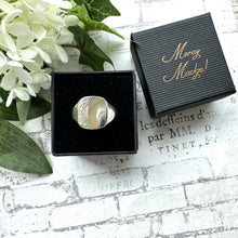 Cargar imagen en el visor de la galería, Vintage 1980s English Silver Mens Classic Signet Ring. Edwardian/Victorian Style Floral Engraved Sterling Silver Ring, UK Size U/US 10-1/4