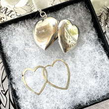 Cargar imagen en el visor de la galería, Antique Edwardian Engraved Daisy Sterling Silver Heart Locket Necklace. English B&F Silver Medium Love Heart Locket Pendant On Curb Chain