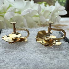 Cargar imagen en el visor de la galería, Vintage 14ct Rolled Gold Real Pearl Pansy Earrings. Krementz Gold Filled/Rolled Gold Screw Back Flower Earrings. 1950s Gold Pearl Earrings