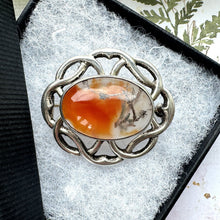 Cargar imagen en el visor de la galería, Vintage Scottish Silver Celtic Knot Dendritic Agate Brooch. Oval Sterling Silver Eternity/Love Knot Cairngorm Scottish Pebble Lapel Pin.