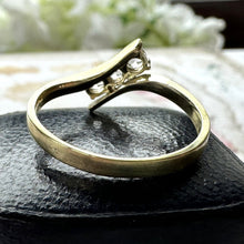 Lade das Bild in den Galerie-Viewer, Vintage 14ct Gold 3-Stone White Spinel Trilogy Ring. Art Deco Style Oblique Line Bypass Ring. Yellow Gold Cocktail Ring Size UK Q / US 8.25
