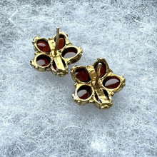 画像をギャラリービューアに読み込む, Vintage Gold On Silver Garnet & Pearl Victorian Style Earrings. Daisy Flower Gemstone Dome Stud Earrings. Antique Style Silver Gilt Earrings