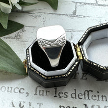Cargar imagen en el visor de la galería, Vintage 1980s English Silver Mens Classic Signet Ring. Edwardian/Victorian Style Floral Engraved Sterling Silver Ring, UK Size U/US 10-1/4