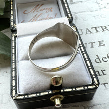 Cargar imagen en el visor de la galería, Vintage 1980s English Silver Mens Classic Signet Ring. Edwardian/Victorian Style Floral Engraved Sterling Silver Ring, UK Size U/US 10-1/4