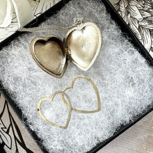 Cargar imagen en el visor de la galería, Antique Edwardian Engraved Daisy Sterling Silver Heart Locket Necklace. English B&F Silver Medium Love Heart Locket Pendant On Curb Chain