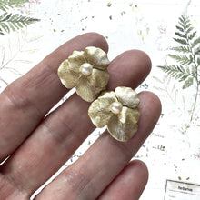 Cargar imagen en el visor de la galería, Vintage 14ct Rolled Gold Real Pearl Pansy Earrings. Krementz Gold Filled/Rolled Gold Screw Back Flower Earrings. 1950s Gold Pearl Earrings