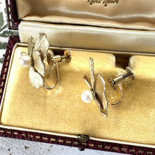Cargar imagen en el visor de la galería, Vintage 14ct Rolled Gold Real Pearl Pansy Earrings. Krementz Gold Filled/Rolled Gold Screw Back Flower Earrings. 1950s Gold Pearl Earrings