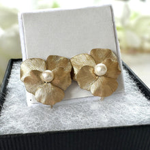 Cargar imagen en el visor de la galería, Vintage 14ct Rolled Gold Real Pearl Pansy Earrings. Krementz Gold Filled/Rolled Gold Screw Back Flower Earrings. 1950s Gold Pearl Earrings