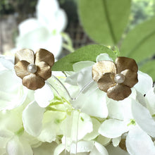 Cargar imagen en el visor de la galería, Vintage 14ct Rolled Gold Real Pearl Pansy Earrings. Krementz Gold Filled/Rolled Gold Screw Back Flower Earrings. 1950s Gold Pearl Earrings