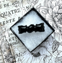 画像をギャラリービューアに読み込む, Antique Victorian Carved Whitby Jet Cravat Pin. Black English Jet Gemstone Stock/Lapel Pin. Tiny Antique Bow Brooch