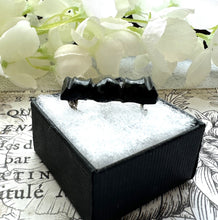 画像をギャラリービューアに読み込む, Antique Victorian Carved Whitby Jet Cravat Pin. Black English Jet Gemstone Stock/Lapel Pin. Tiny Antique Bow Brooch