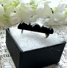 画像をギャラリービューアに読み込む, Antique Victorian Carved Whitby Jet Cravat Pin. Black English Jet Gemstone Stock/Lapel Pin. Tiny Antique Bow Brooch