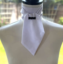 画像をギャラリービューアに読み込む, Antique Victorian Carved Whitby Jet Cravat Pin. Black English Jet Gemstone Stock/Lapel Pin. Tiny Antique Bow Brooch