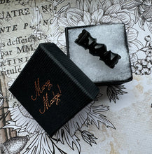画像をギャラリービューアに読み込む, Antique Victorian Carved Whitby Jet Cravat Pin. Black English Jet Gemstone Stock/Lapel Pin. Tiny Antique Bow Brooch