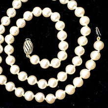 画像をギャラリービューアに読み込む, Vintage Classic Saltwater Pearl Necklace With Gold Vermeil Clasp